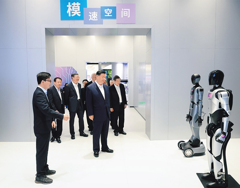2025年4月29日，中共中央总书记、国家主席、中央军委主席习近平在上海考察。这是习近平在位于徐汇区的上海“模速空间”大模型创新生态社区，听取相关技术研发和企业生产经营介绍。 新华社记者 王晔/摄