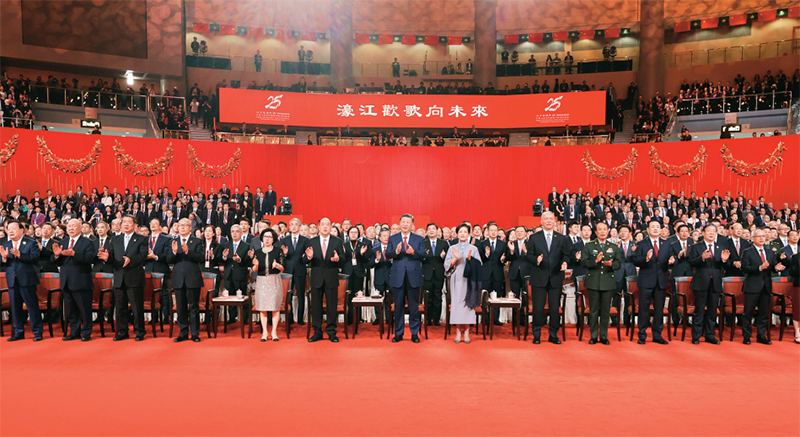 2024年12月19日晚,庆祝澳门回归祖国25周年文艺晚会在澳门东亚运动会体育馆举行。中共中央总书记、国家主席、中央军委主席习近平观看演出。晚会最后,习近平同全场观众一起高唱《歌唱祖国》。 新华社记者 丁林/摄