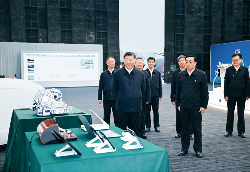 2024年10月17日至18日,中共中央总书记、国家主席、中央军委主席习近平在安徽考察。这是17日下午,习近平在合肥滨湖科学城察看安徽省重大科技创新成果集中展示。 新华社记者 谢环驰/摄